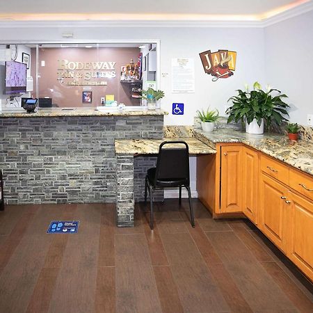 Rodeway Inn & Suites Белфлауър Екстериор снимка