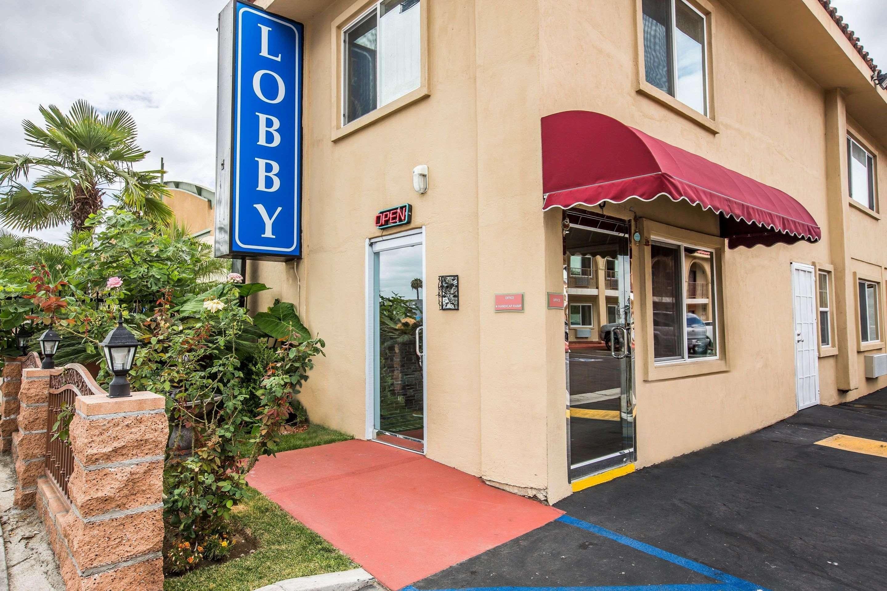Rodeway Inn & Suites Белфлауър Екстериор снимка
