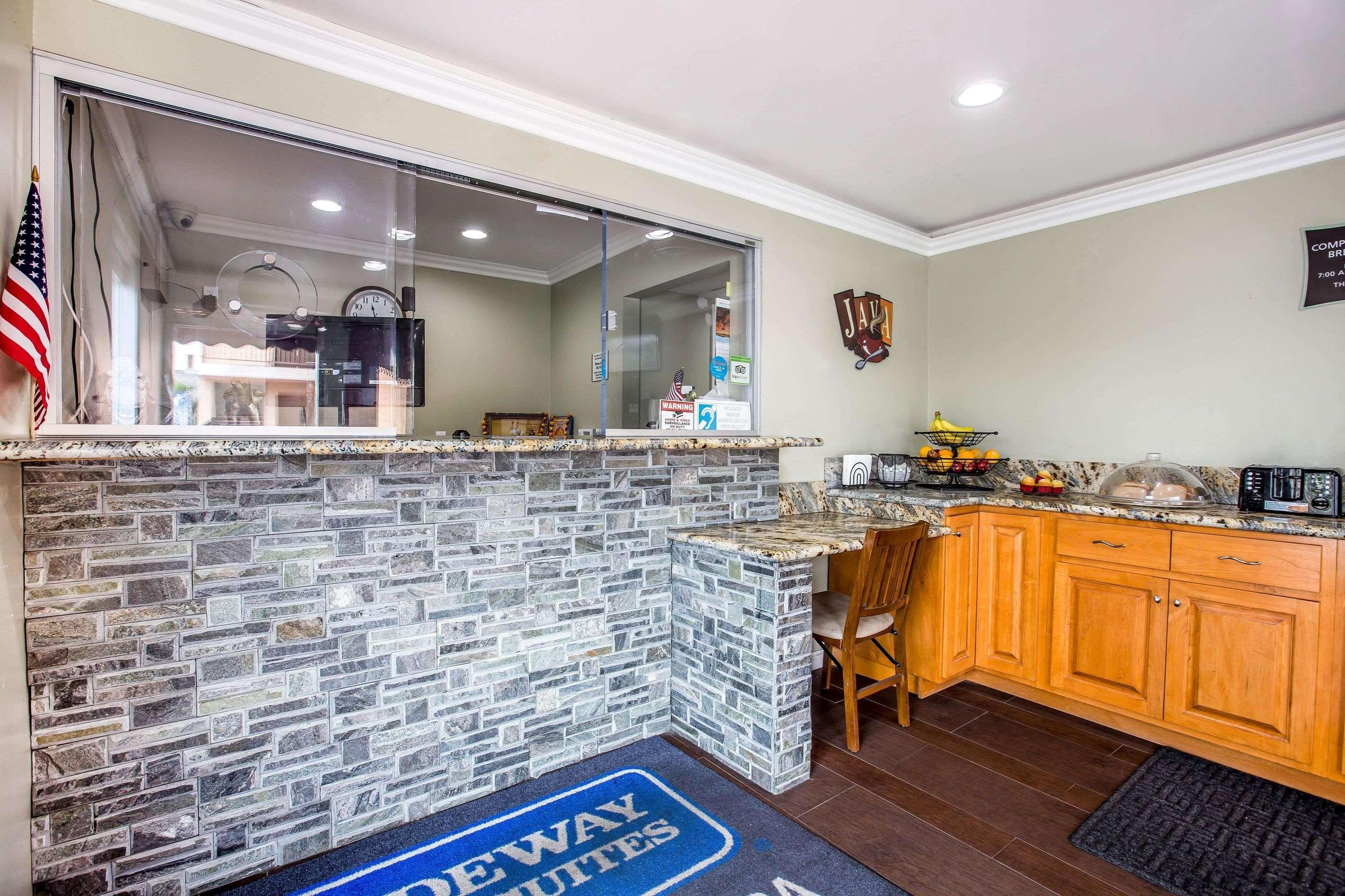 Rodeway Inn & Suites Белфлауър Екстериор снимка