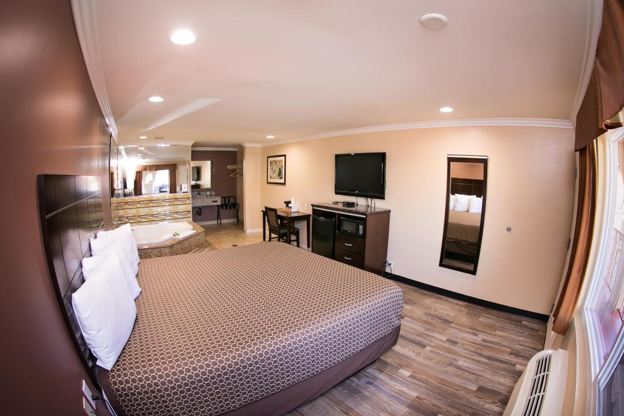 Rodeway Inn & Suites Белфлауър Екстериор снимка