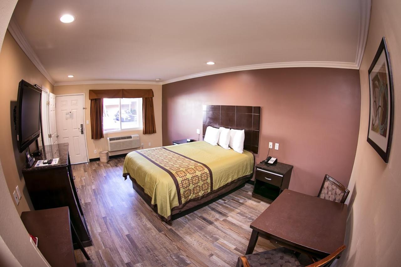 Rodeway Inn & Suites Белфлауър Екстериор снимка