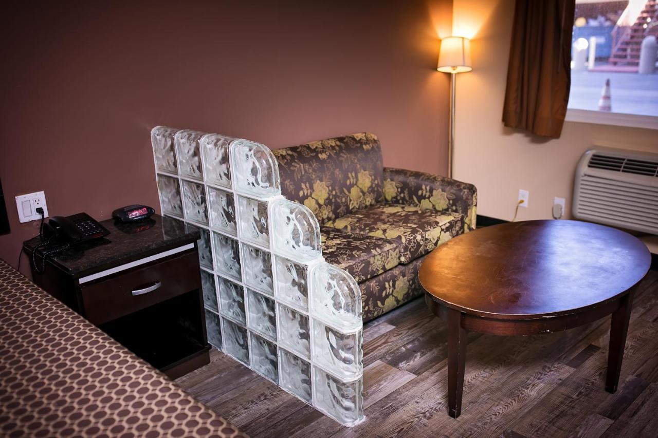 Rodeway Inn & Suites Белфлауър Екстериор снимка
