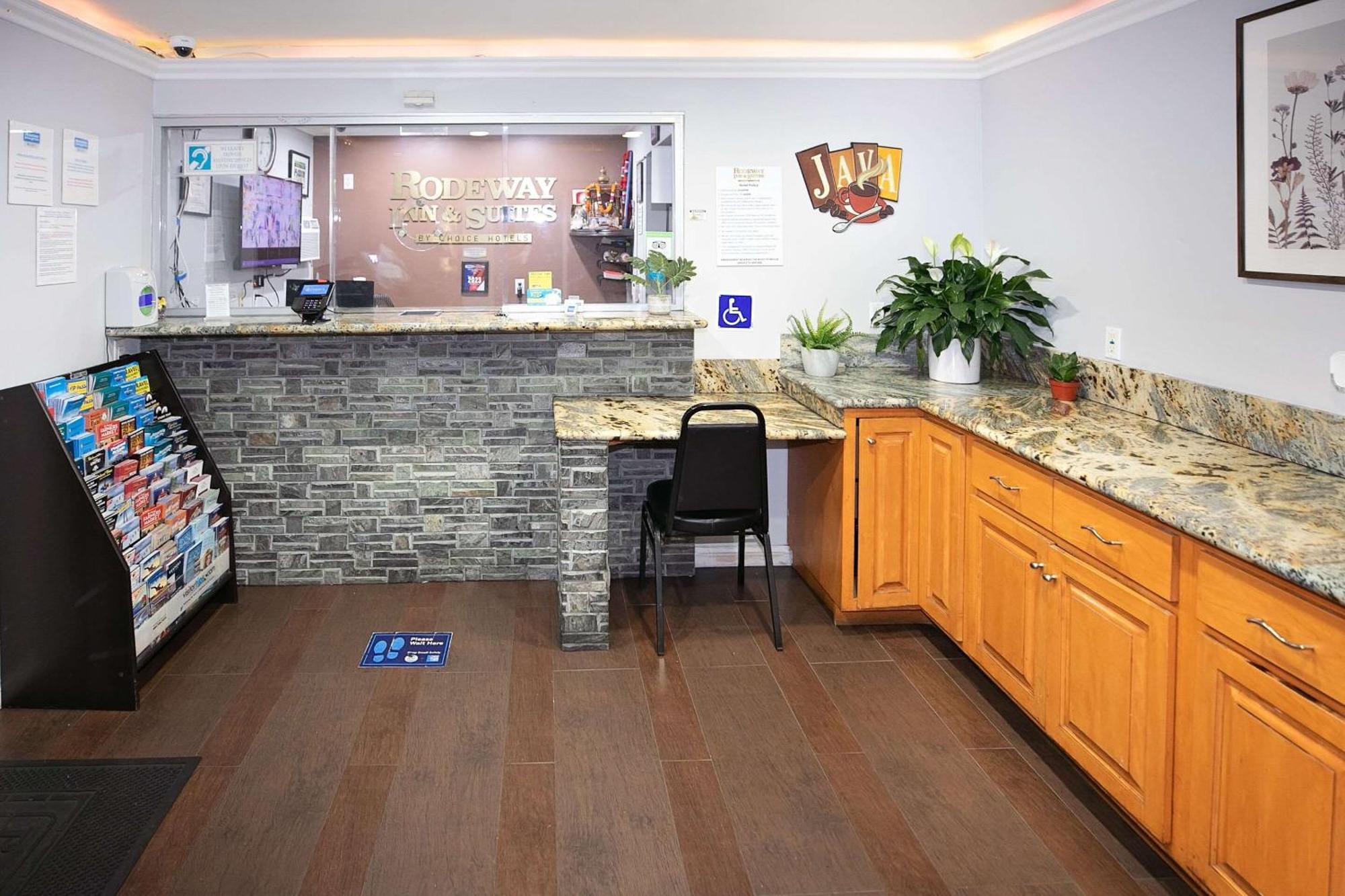 Rodeway Inn & Suites Белфлауър Екстериор снимка
