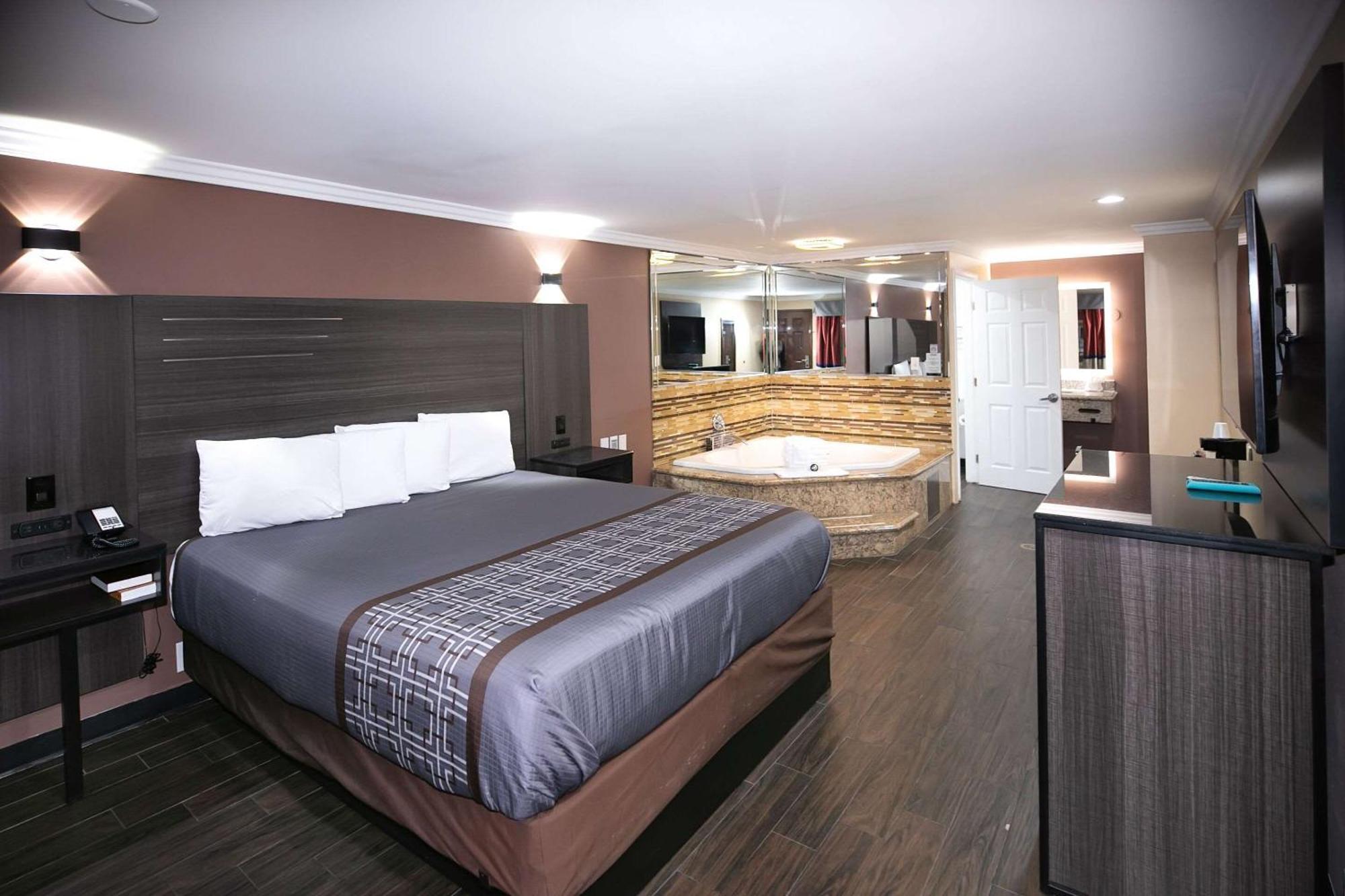 Rodeway Inn & Suites Белфлауър Екстериор снимка