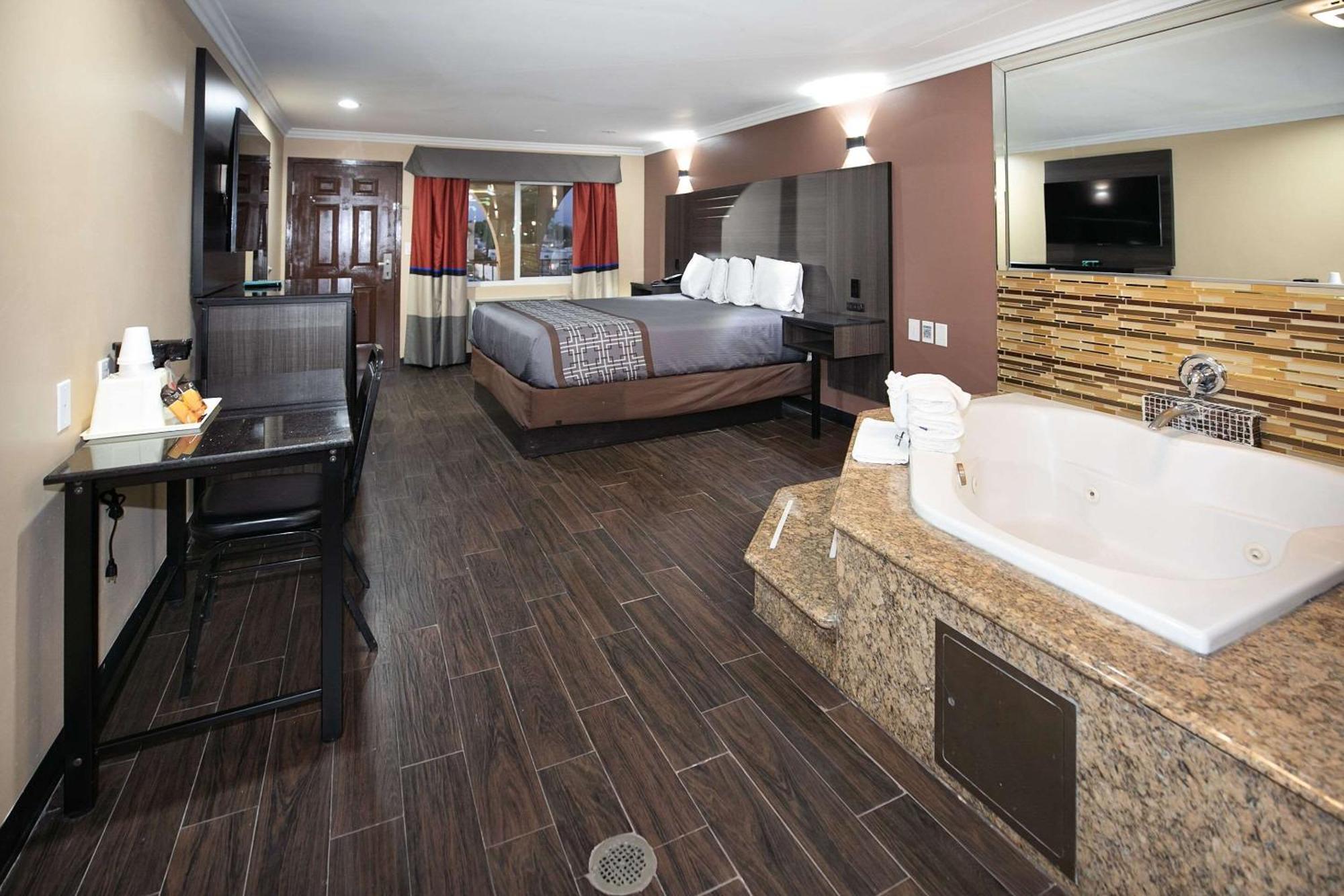 Rodeway Inn & Suites Белфлауър Екстериор снимка