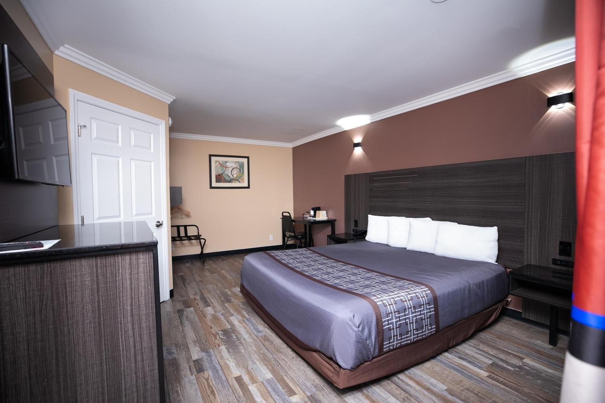 Rodeway Inn & Suites Белфлауър Екстериор снимка