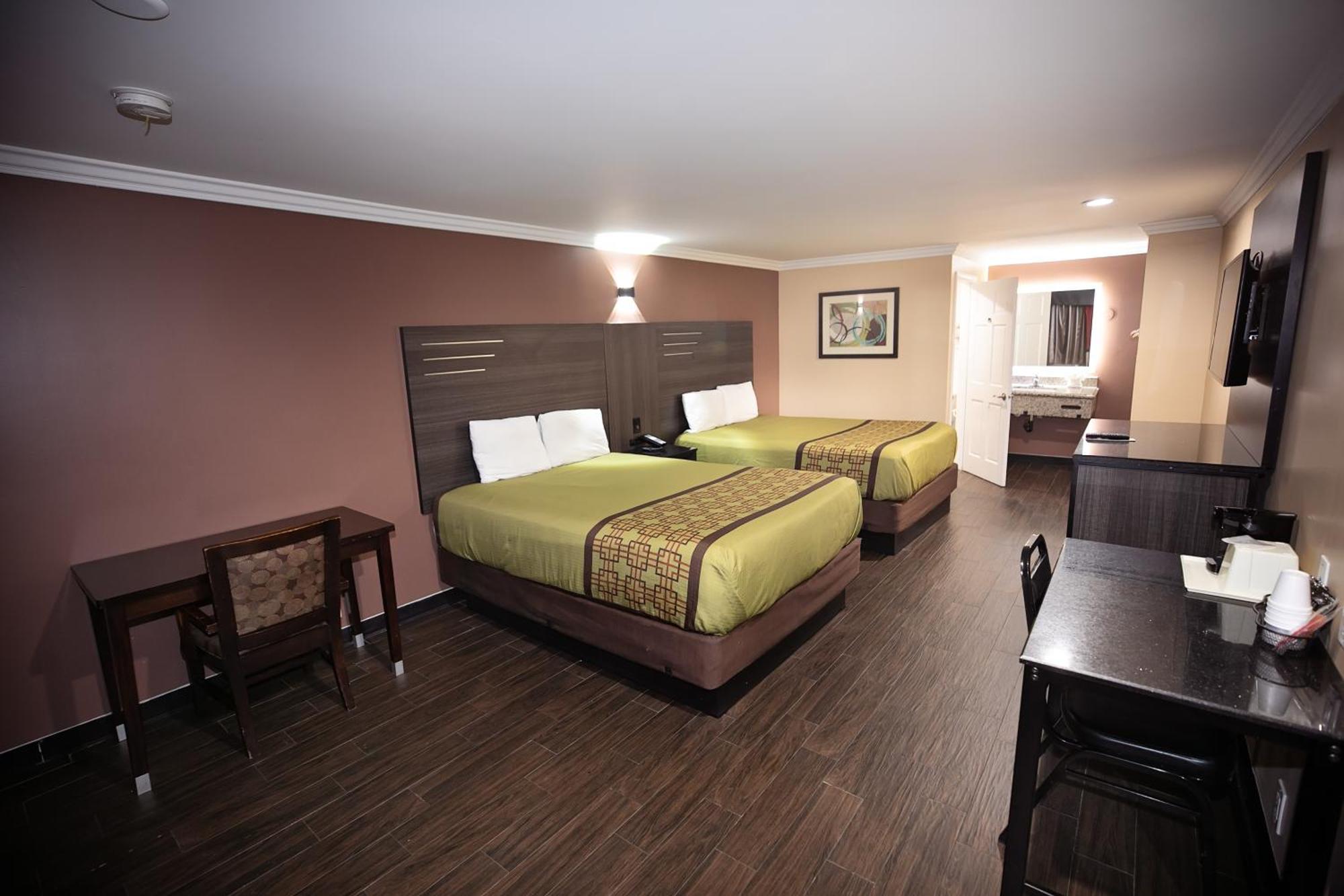Rodeway Inn & Suites Белфлауър Екстериор снимка