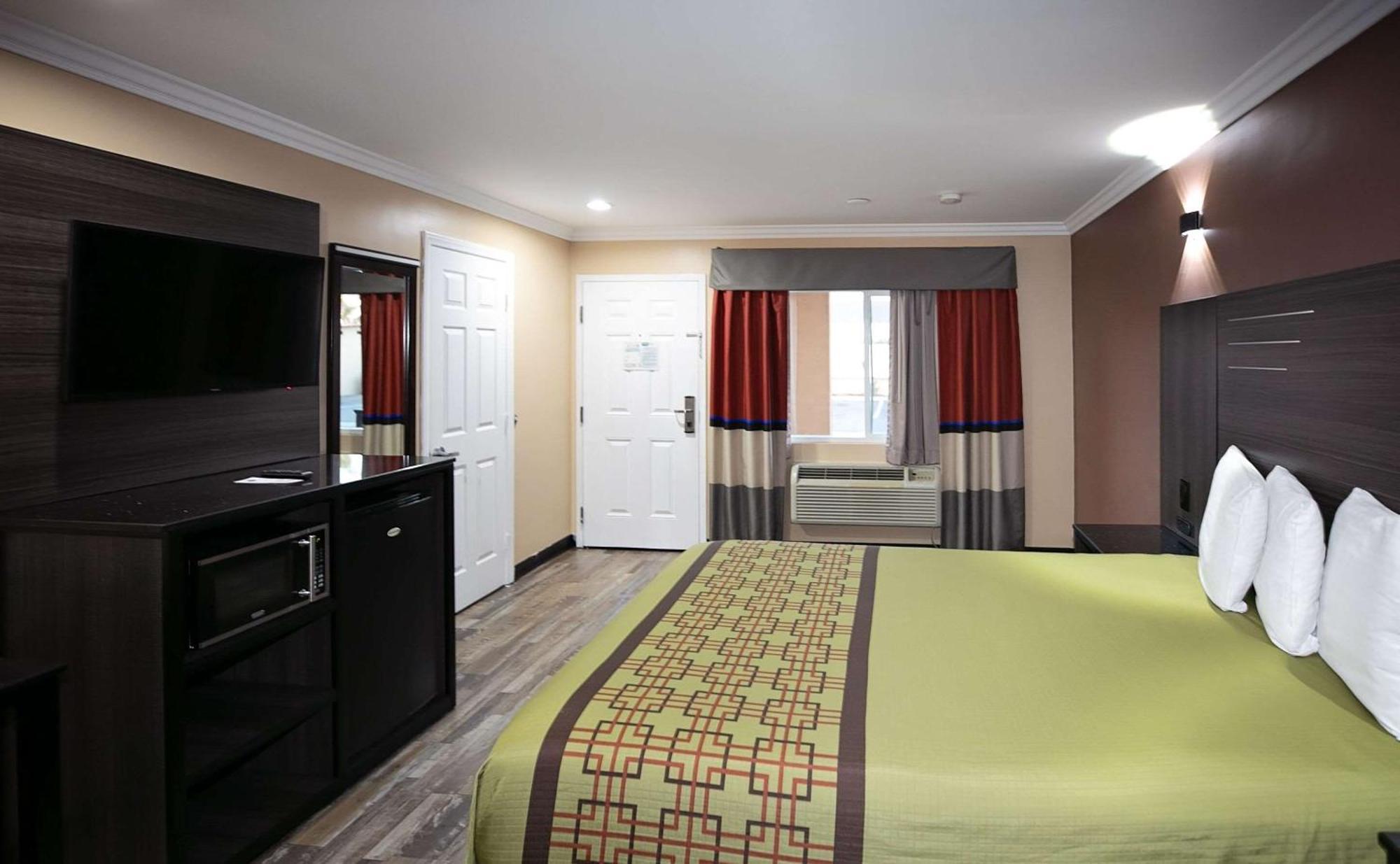 Rodeway Inn & Suites Белфлауър Екстериор снимка