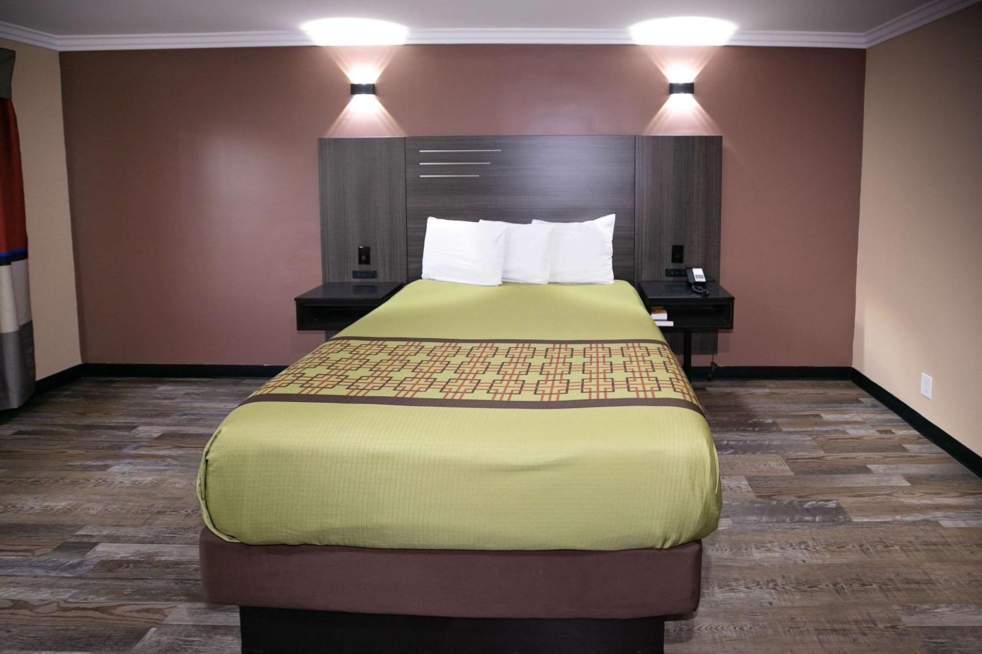 Rodeway Inn & Suites Белфлауър Екстериор снимка