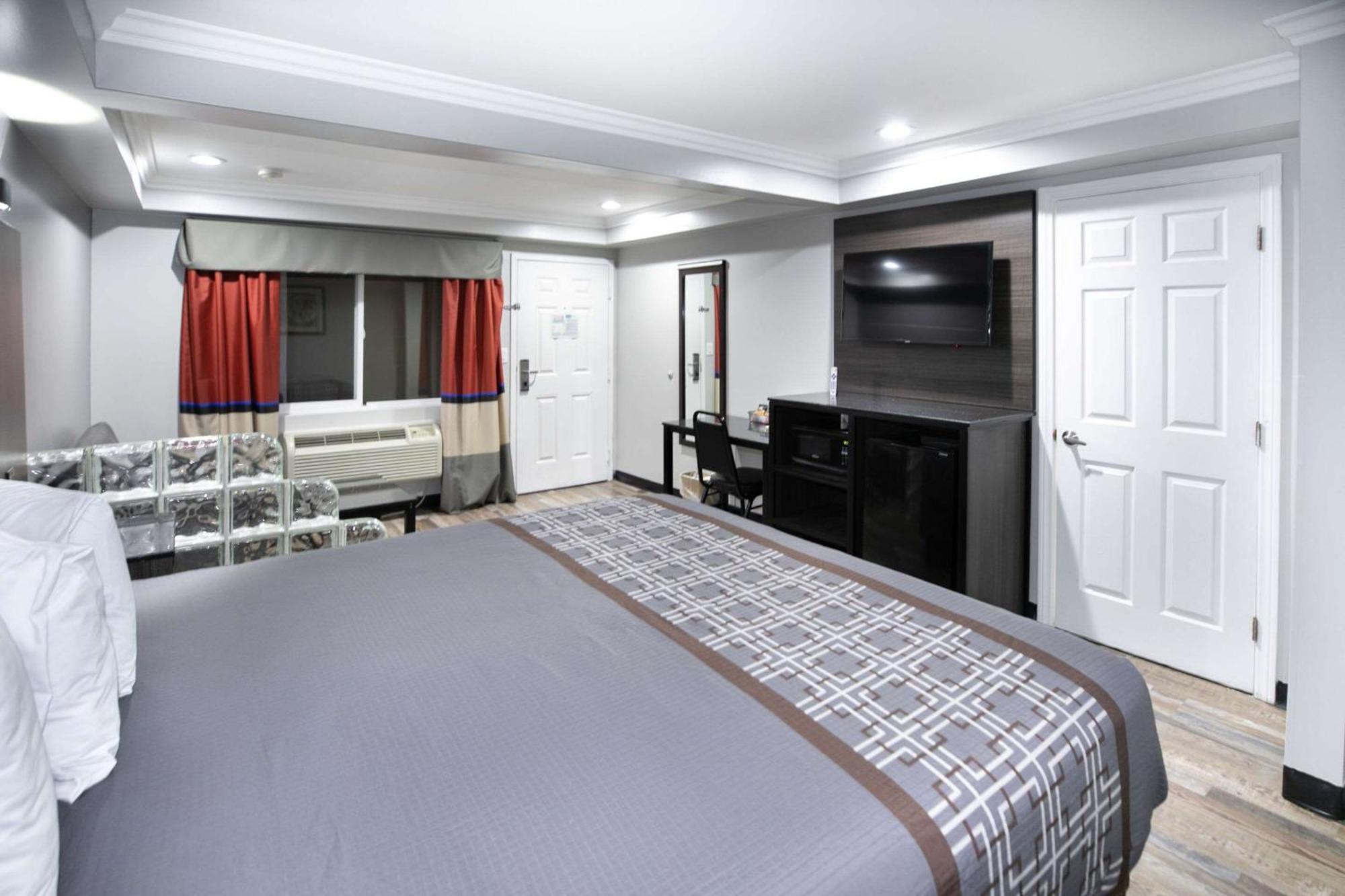 Rodeway Inn & Suites Белфлауър Екстериор снимка