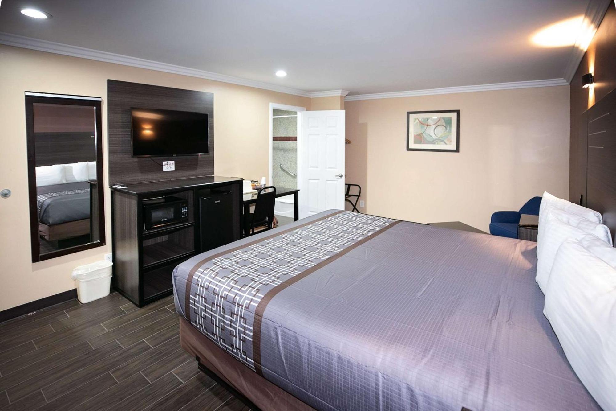 Rodeway Inn & Suites Белфлауър Екстериор снимка