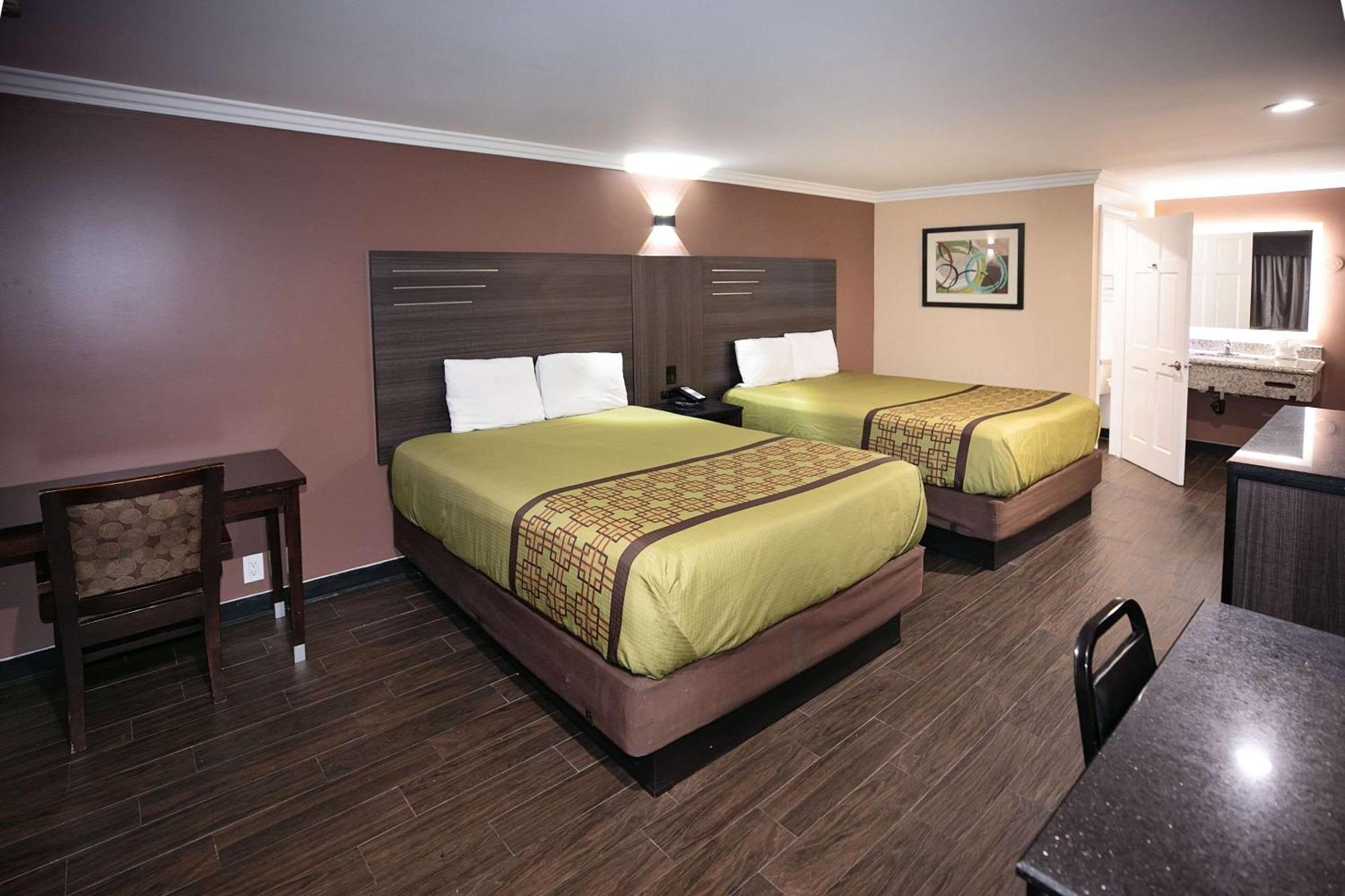 Rodeway Inn & Suites Белфлауър Екстериор снимка