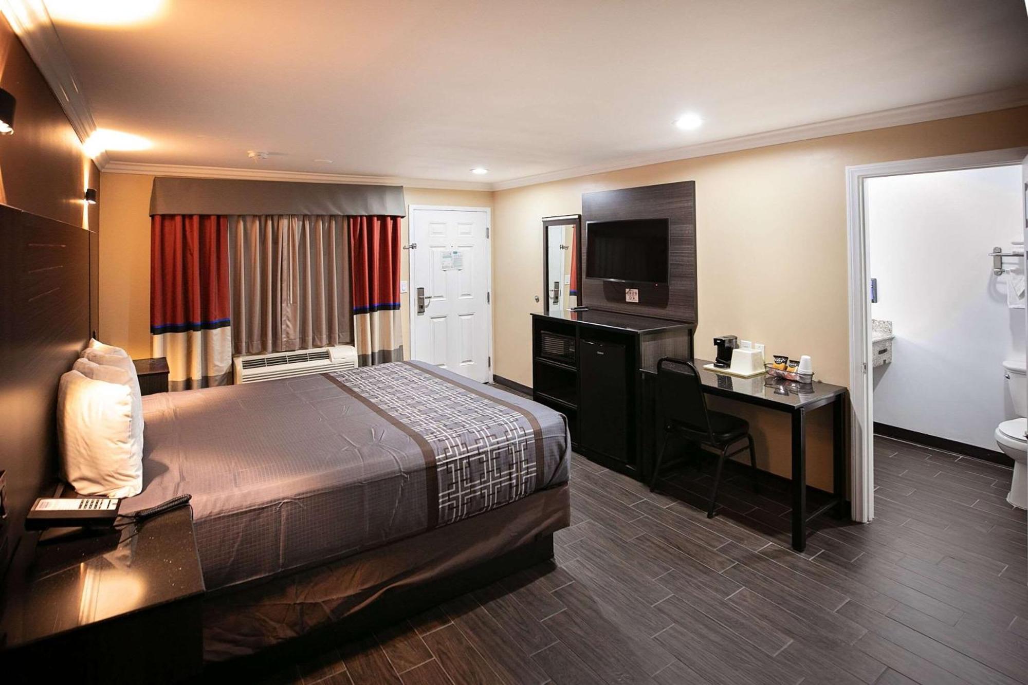 Rodeway Inn & Suites Белфлауър Екстериор снимка