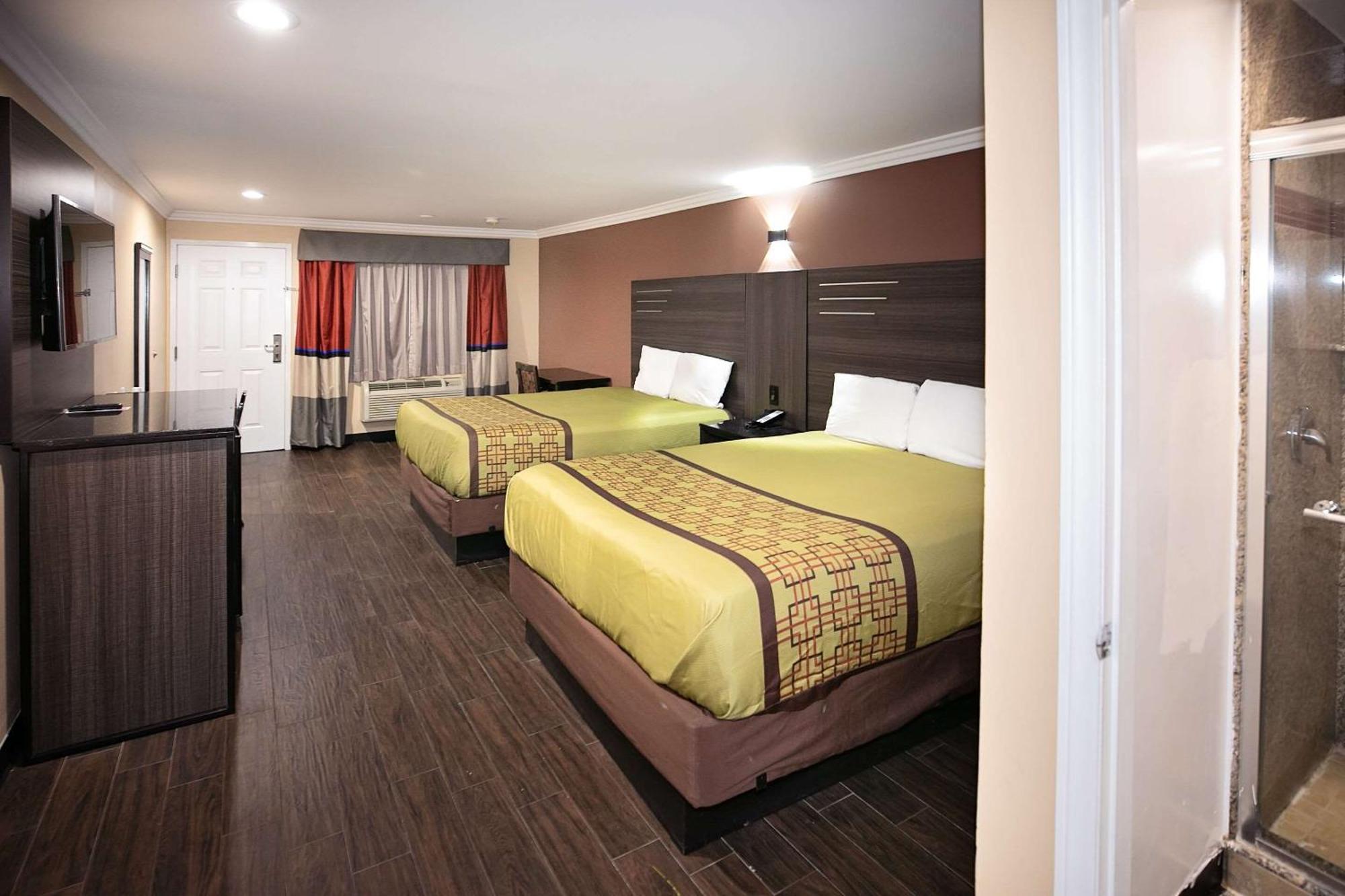 Rodeway Inn & Suites Белфлауър Екстериор снимка