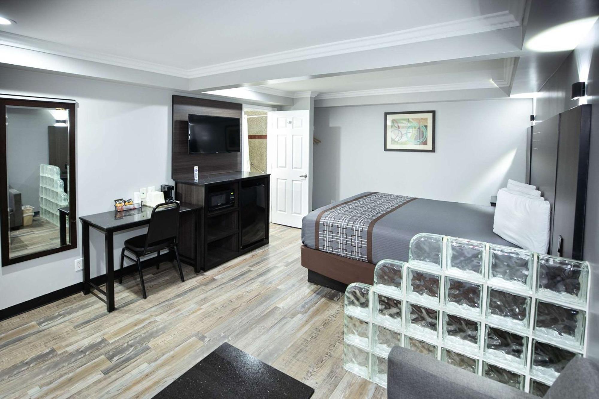 Rodeway Inn & Suites Белфлауър Екстериор снимка