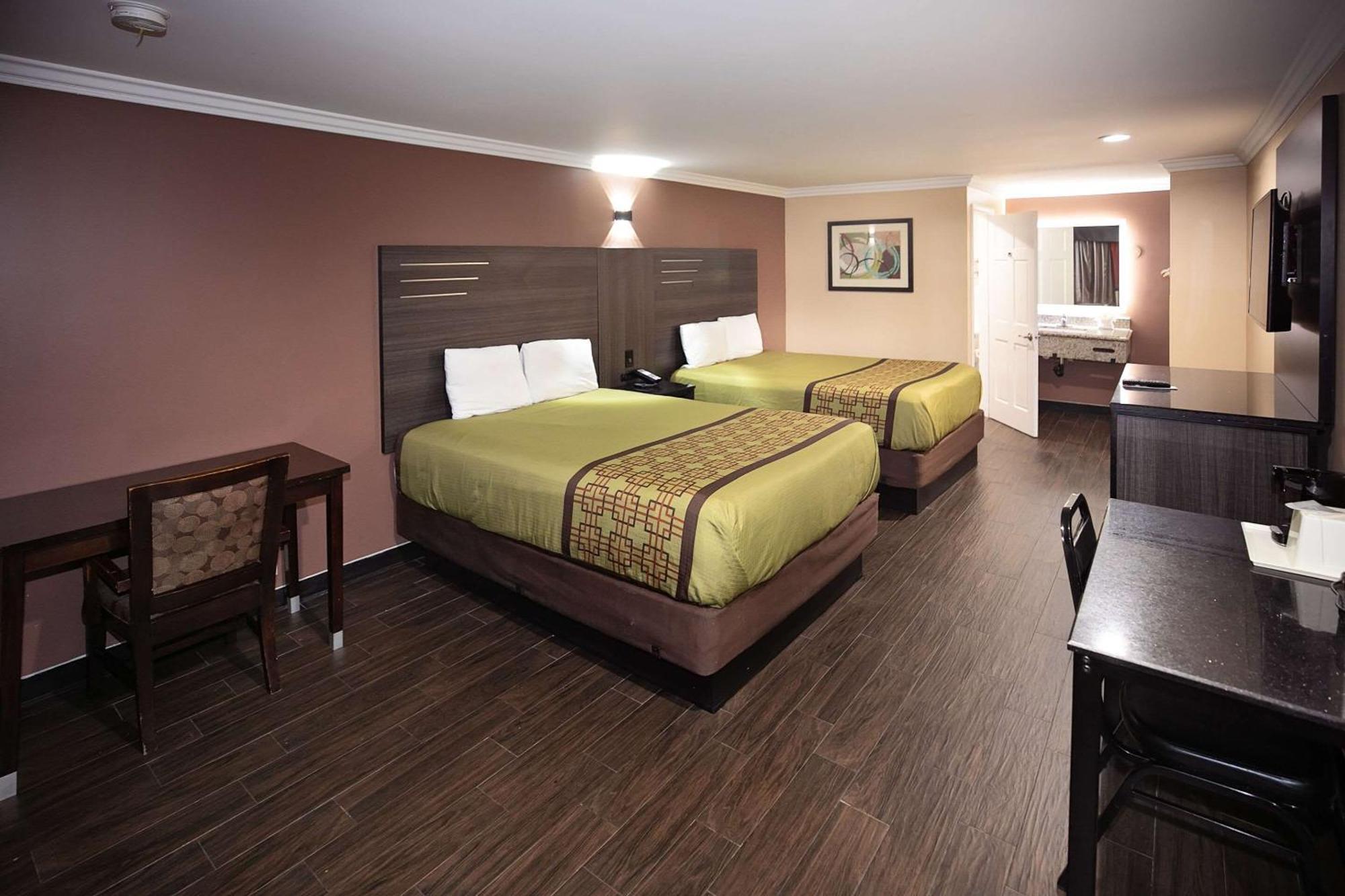 Rodeway Inn & Suites Белфлауър Екстериор снимка