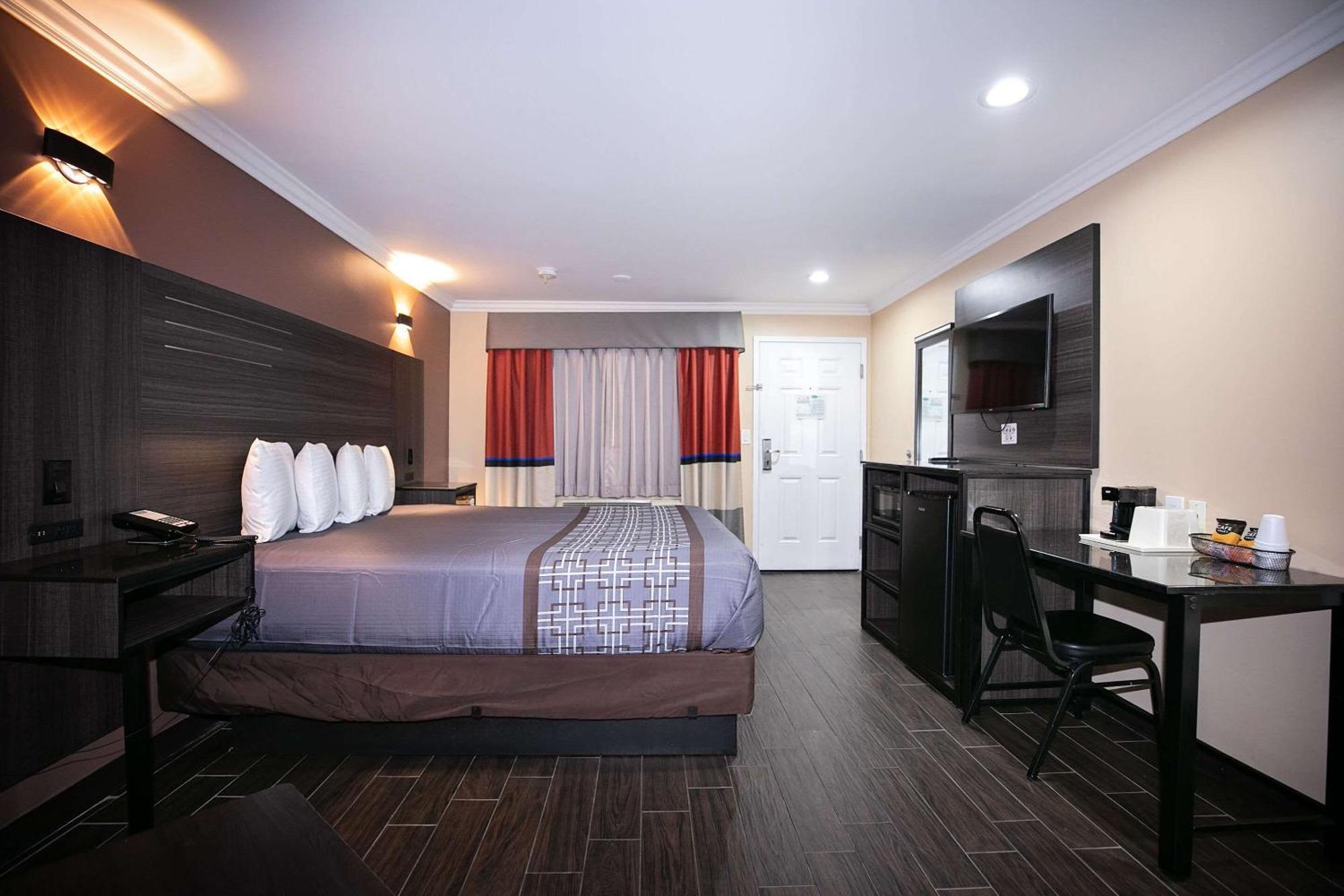 Rodeway Inn & Suites Белфлауър Екстериор снимка