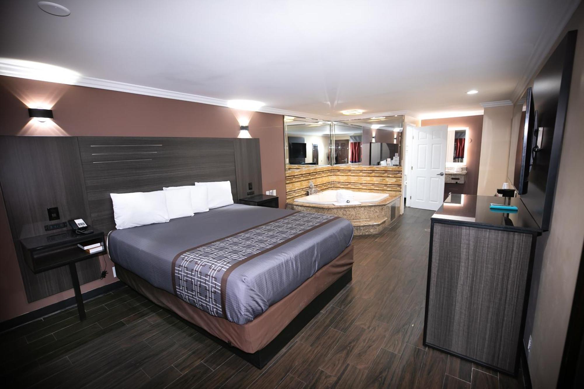 Rodeway Inn & Suites Белфлауър Екстериор снимка