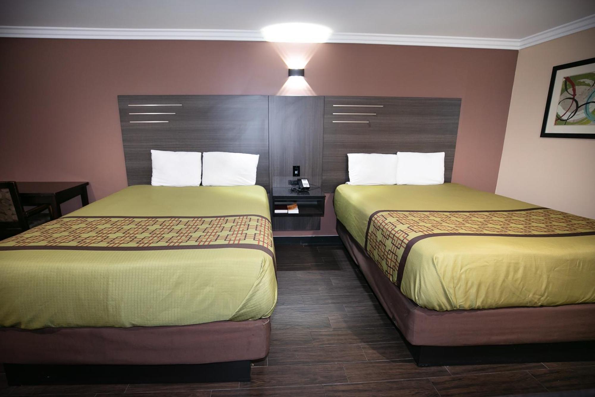 Rodeway Inn & Suites Белфлауър Екстериор снимка