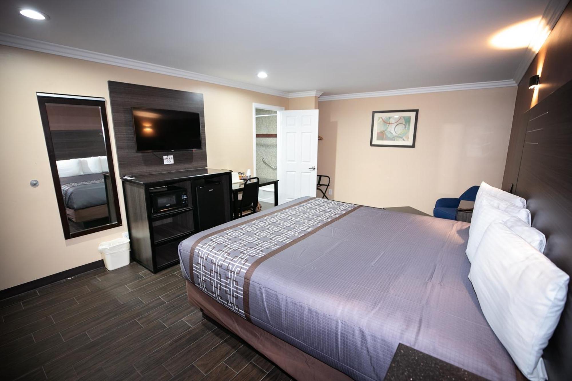 Rodeway Inn & Suites Белфлауър Екстериор снимка