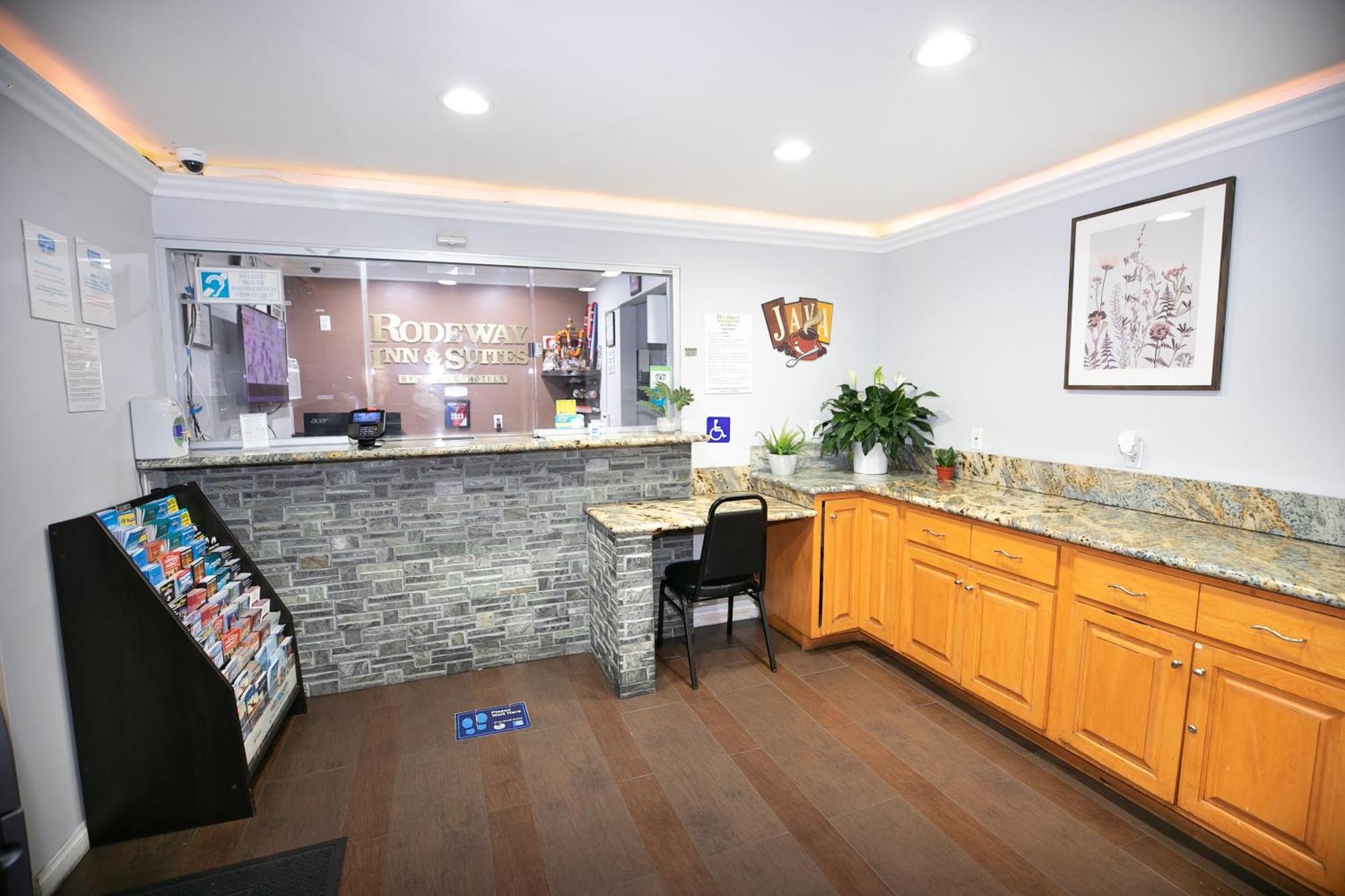 Rodeway Inn & Suites Белфлауър Екстериор снимка