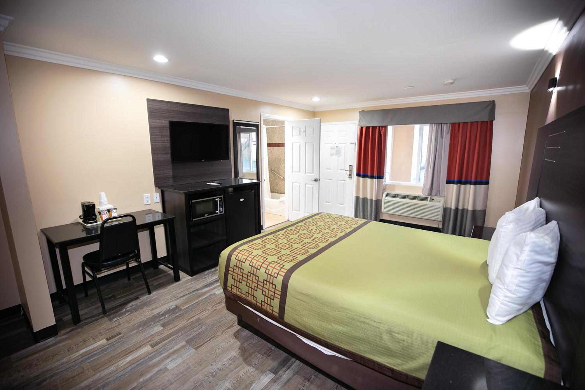 Rodeway Inn & Suites Белфлауър Екстериор снимка