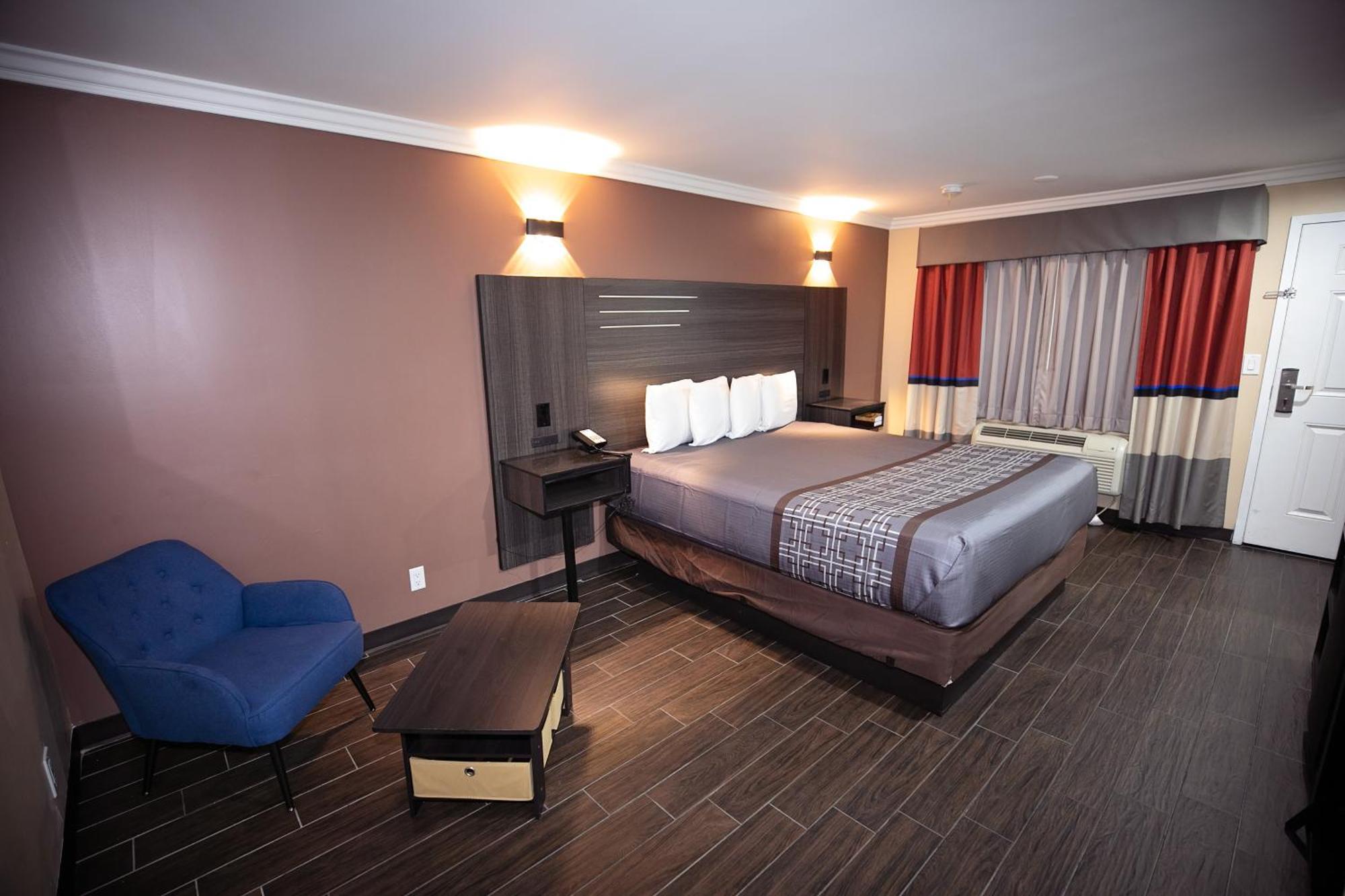 Rodeway Inn & Suites Белфлауър Екстериор снимка