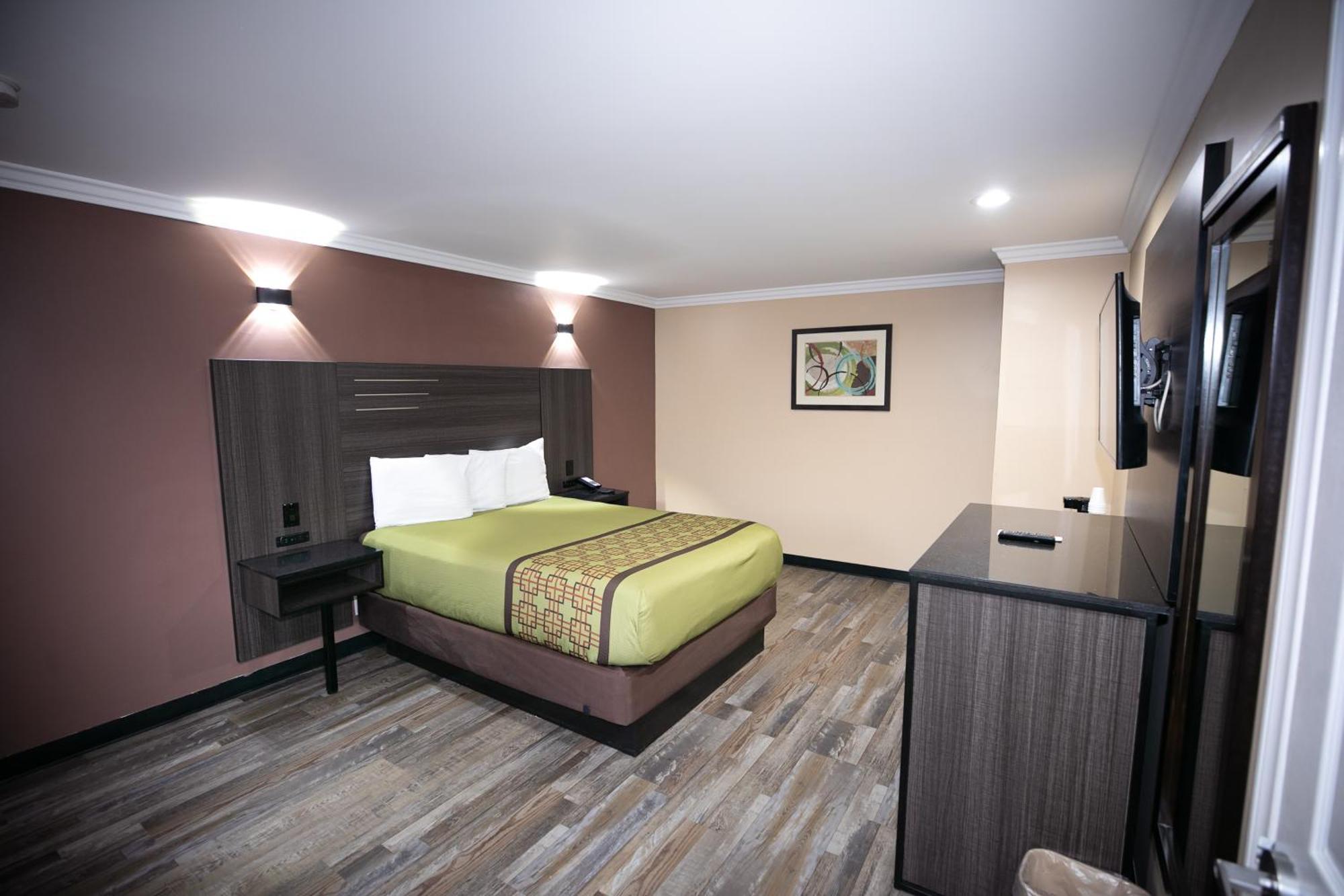 Rodeway Inn & Suites Белфлауър Екстериор снимка