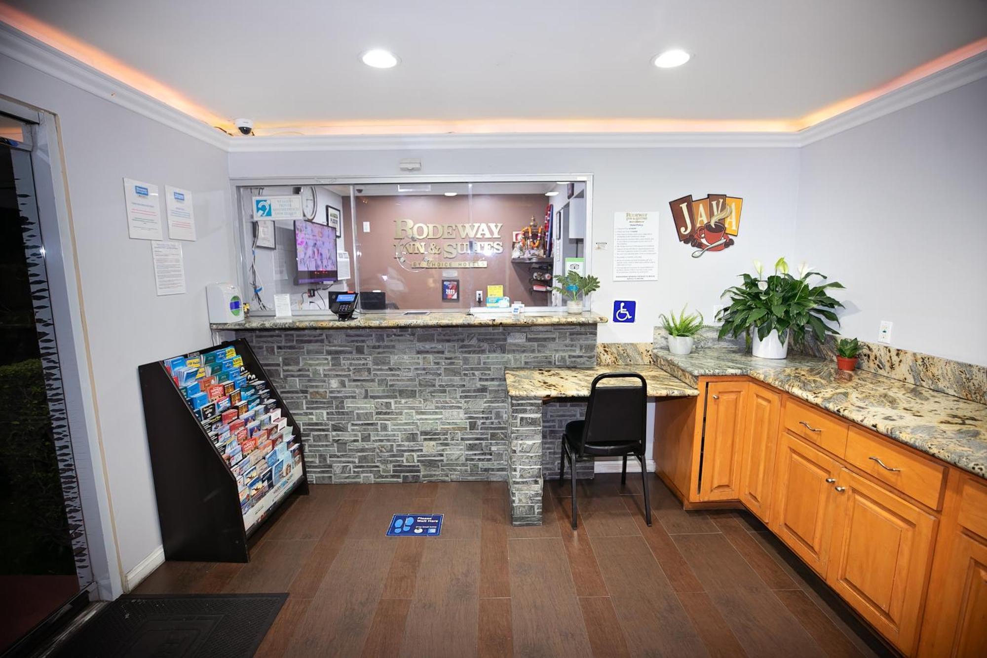 Rodeway Inn & Suites Белфлауър Екстериор снимка