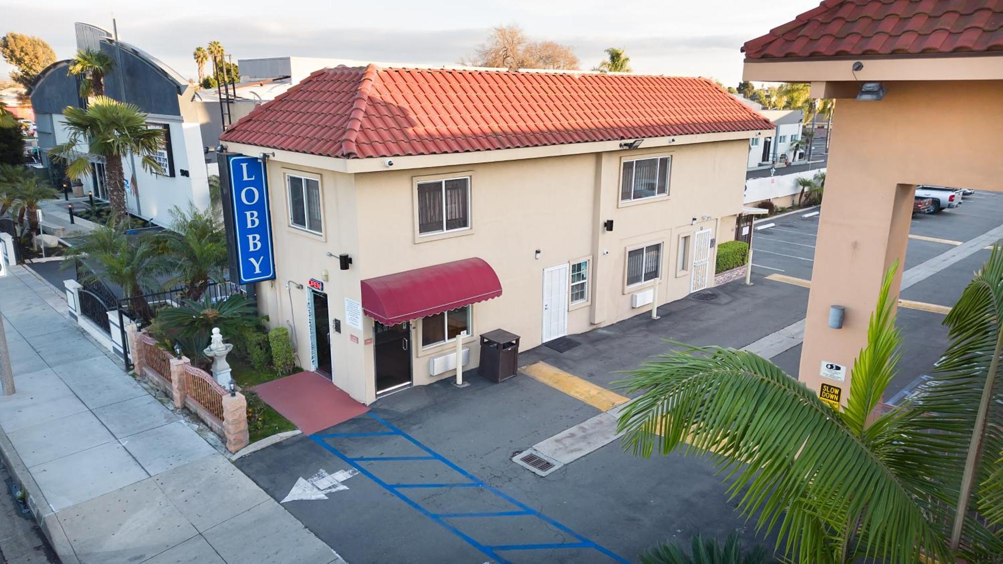 Rodeway Inn & Suites Белфлауър Екстериор снимка
