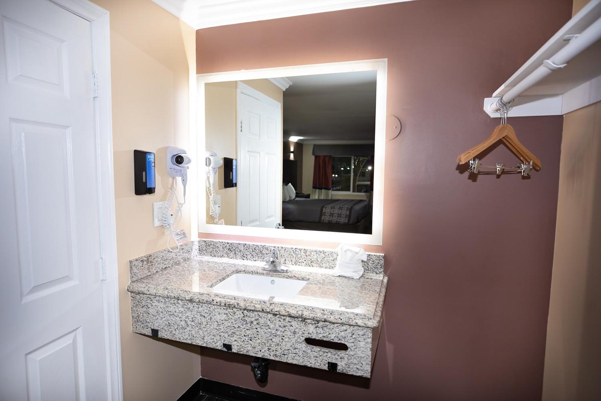 Rodeway Inn & Suites Белфлауър Екстериор снимка