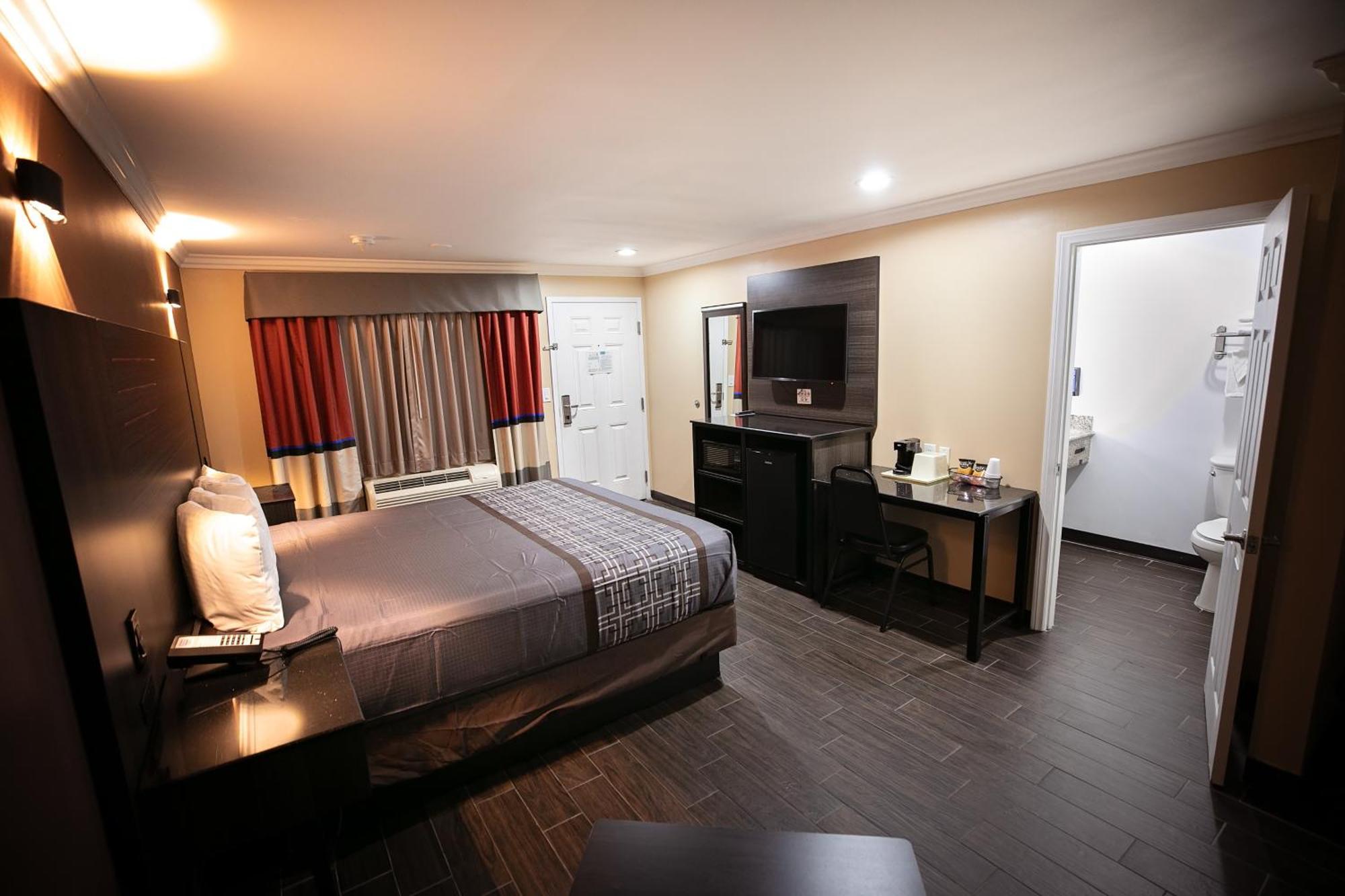Rodeway Inn & Suites Белфлауър Екстериор снимка