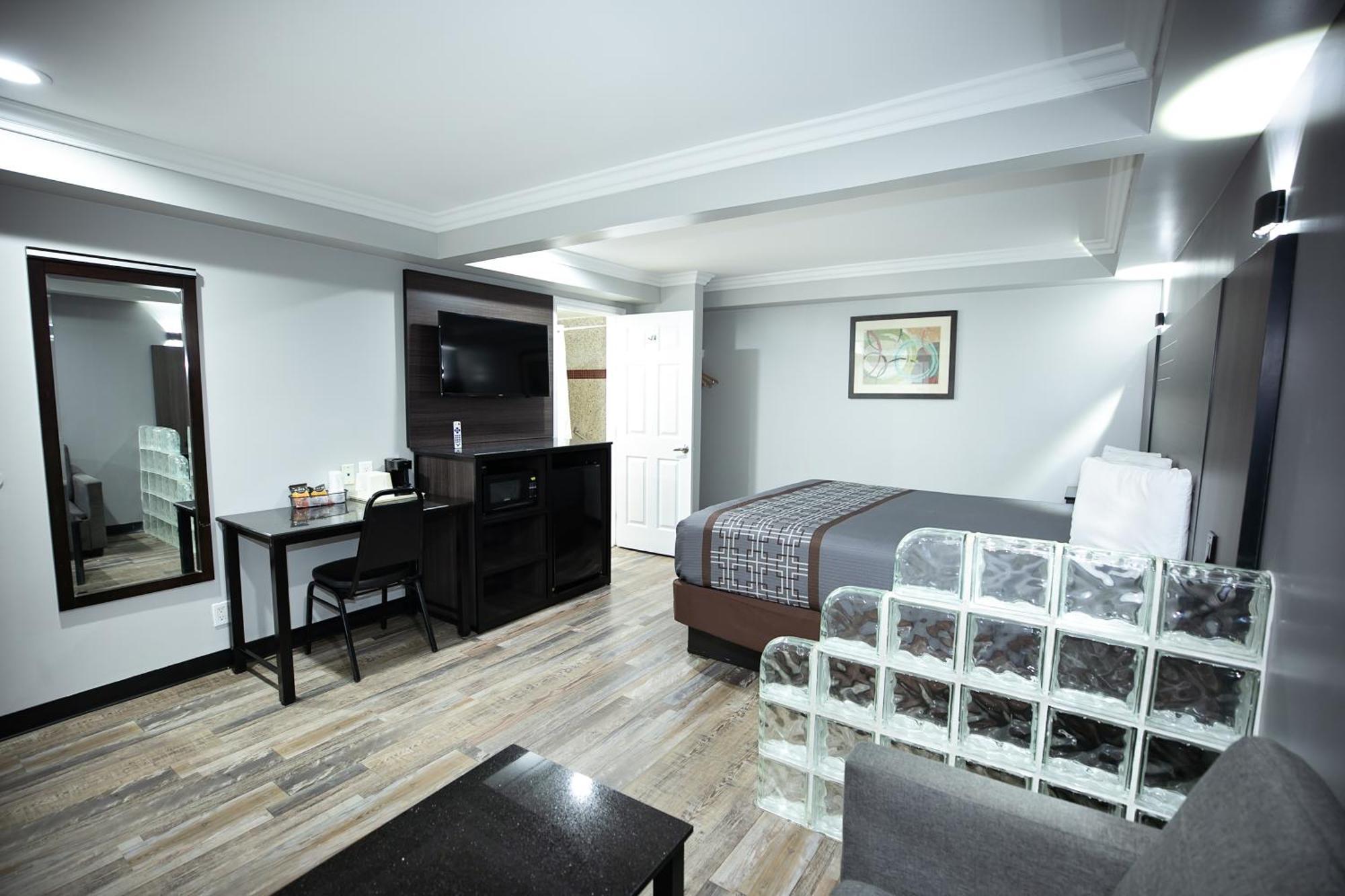 Rodeway Inn & Suites Белфлауър Екстериор снимка