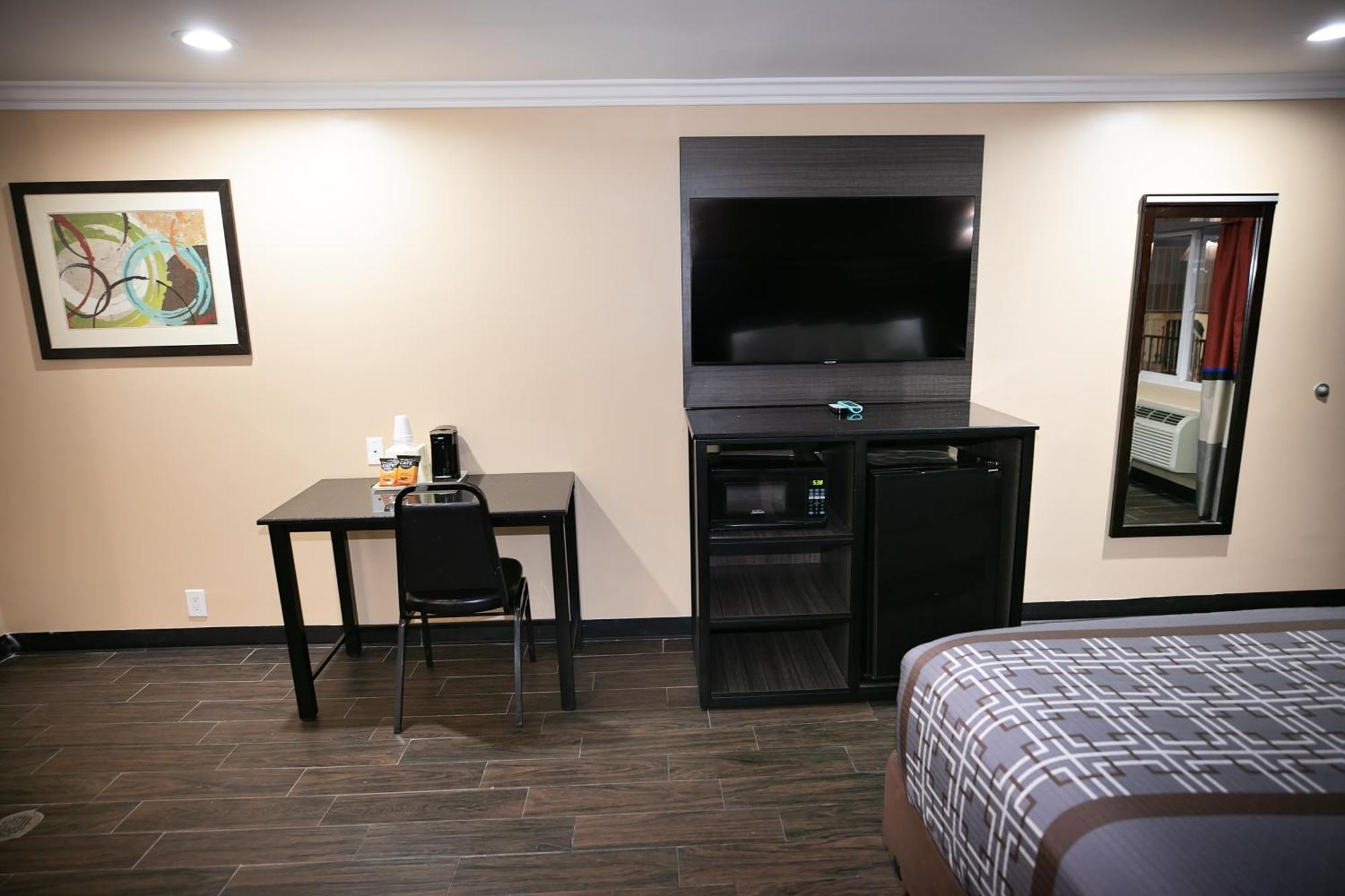 Rodeway Inn & Suites Белфлауър Екстериор снимка