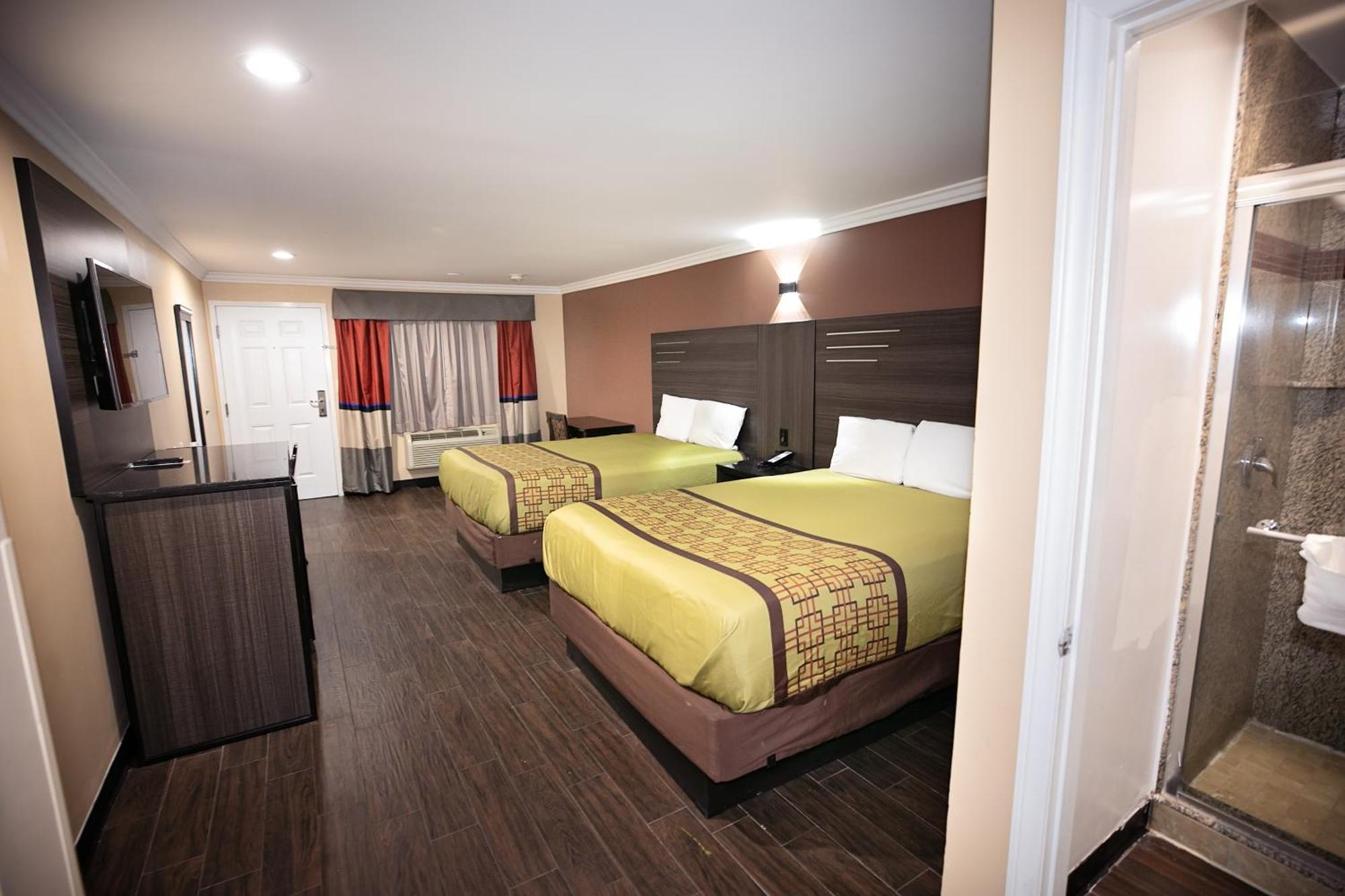 Rodeway Inn & Suites Белфлауър Екстериор снимка