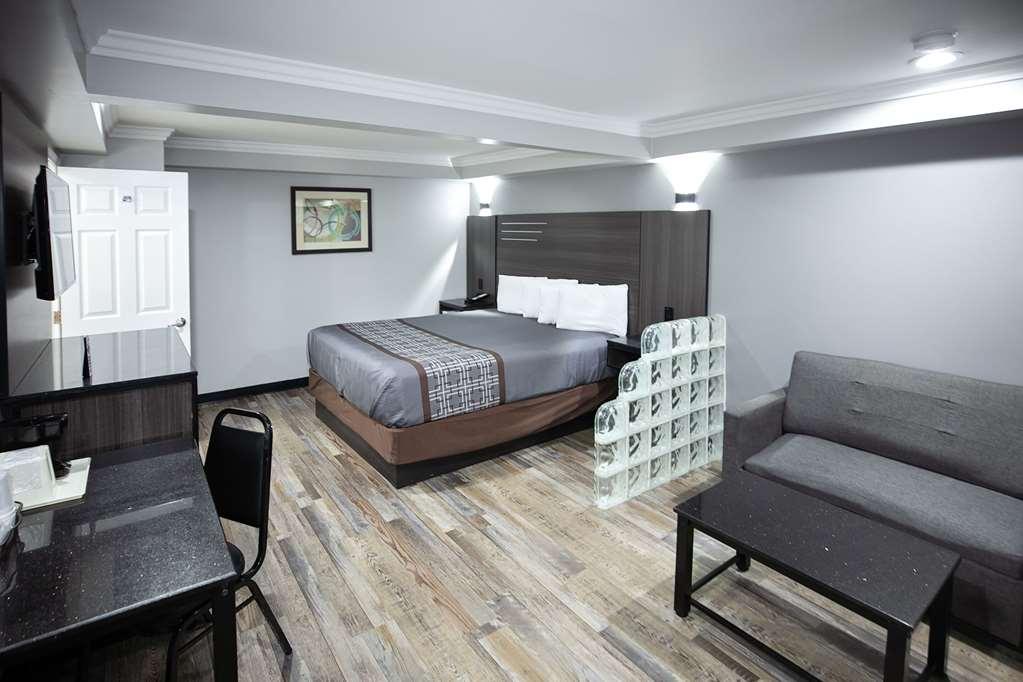 Rodeway Inn & Suites Белфлауър Стая снимка