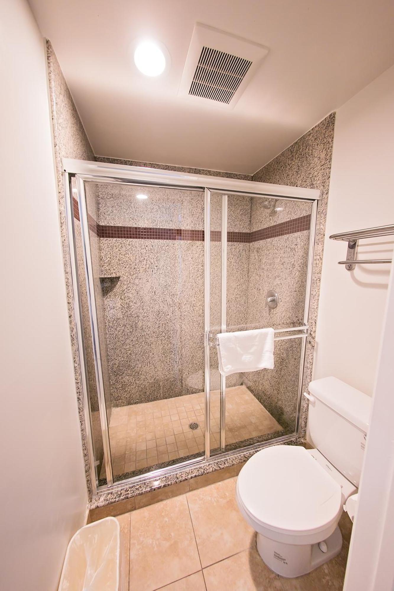 Rodeway Inn & Suites Белфлауър Екстериор снимка