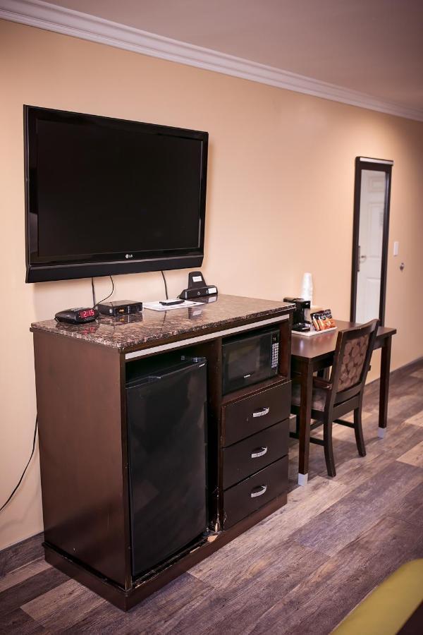 Rodeway Inn & Suites Белфлауър Екстериор снимка